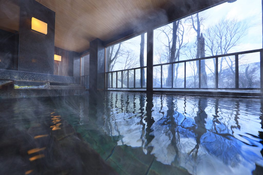 大浴場の窓一面からは八甲田の雪景色をお楽しみいただけます